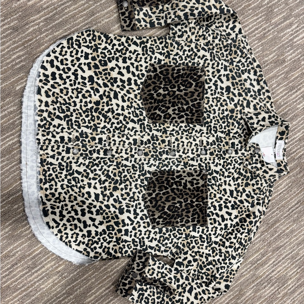 Veveret leopard print Shacket size medium